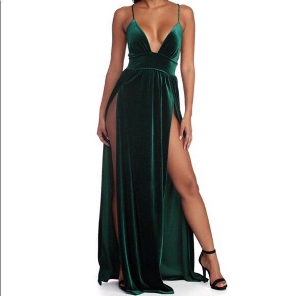 Windsor Dresses & Skirts - 💚Green Velvet Long Formal Dress💚